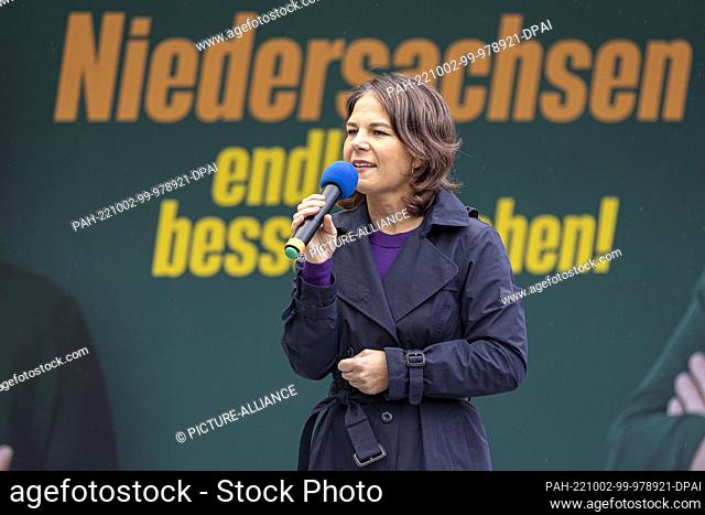 02 October 2022, Lower Saxony, Hanover: Annalena Baerbock (Bündnis 90/Die Grünen), Foreign Minister, speaks at an election campaign event of Bündnis 90/Die...