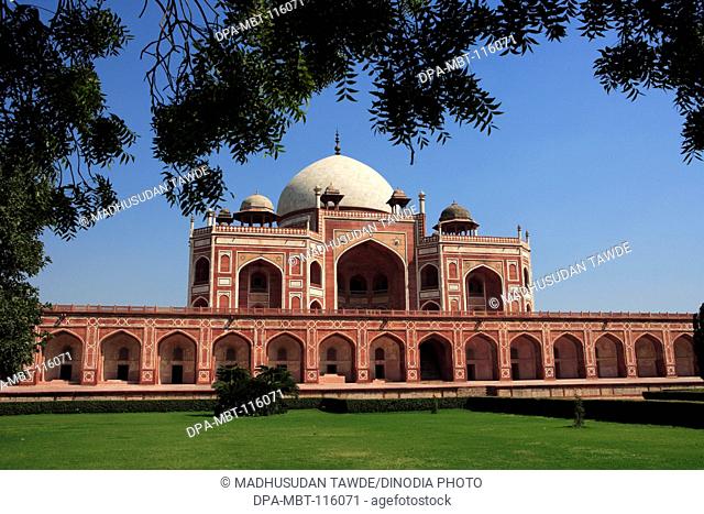 Humayun's tomb built in 1570 made from red sandstone and white marble first garden-tomb on Indian subcontinent persian influence in mughal architecture , Delhi