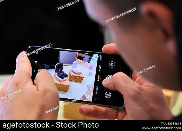 RUSSIA, MOSCOW - OCTUBRE 4, 2023: Un hombre toma fotos durante una presentación de los nuevos productos de Samsung en una tienda de MTS