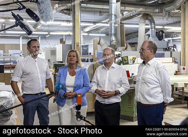 11 August 2023, Hesse, Mühlheim am Main: Chancellor Olaf Scholz (2nd from right, SPD) and Interior Minister Nancy Faeser (SPD) visit the Kramwinkel carpentry...
