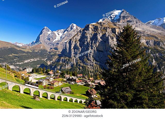 Blick auf das Bergdorf Mürren mit der Bahnbrücke der Allmendhubel-Bahn und den Gipfeln Eiger, Möch und Jungfrau, Berner Oberland