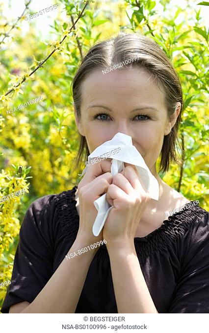 woman with pollen allergy