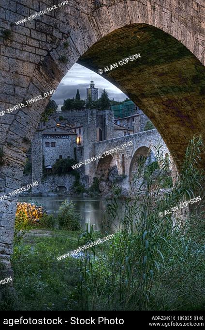 Spain, Catalunia (Catalunya), Besalu, Pont Vell (Old Bridge) over Fluvia River