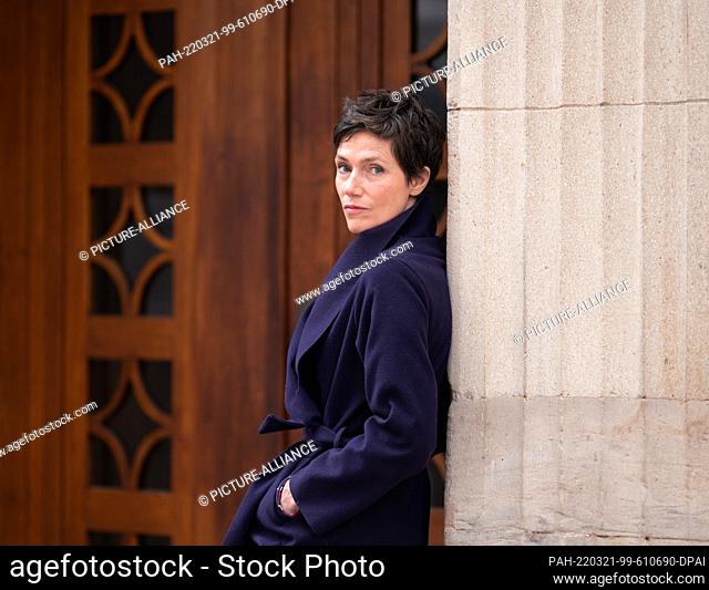 PRODUCTION - 10 February 2022, Baden-Wuerttemberg, Stuttgart: Actress Julia Bremermann stands in front of the door of the Altes Schauspielhaus during an...