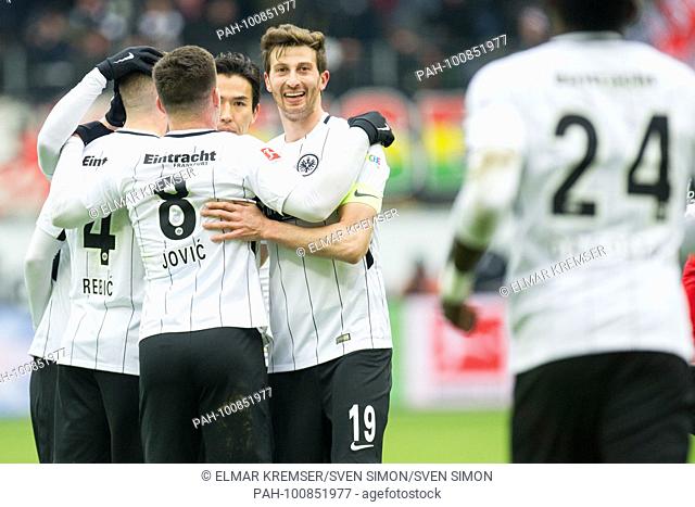 V.l.n.r. goalschuetze Ante REBIC (F), Luka JOVIC (F), Makoto HASEBE (F), David ABRAHAM (F) freuen sich ueber das goal zum 3:0 fuer Eintracht Frankfurt