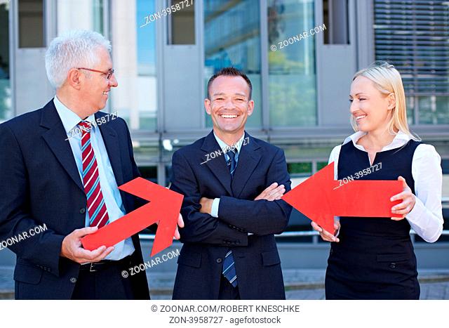 Zwei Geschäftsleute zeigen mit roten Pfeilen auf lachenden Chef