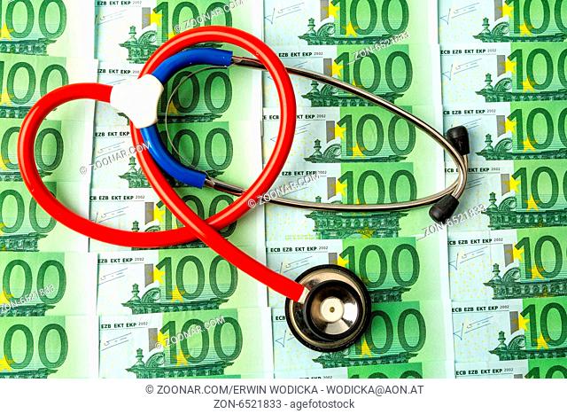 Stethoskop und Euro-Geldscheine. Symbolfoto für Kosten im Gesundheitswesen und für Krankenkassen und Medizin