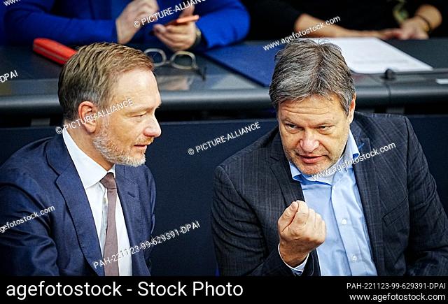 23 November 2022, Berlin: Christian Lindner (l, FDP), Federal Minister of Finance, and Robert Habeck (Bündnis 90/Die Grünen)