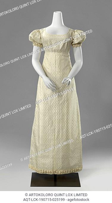 Wedding dress with puffed sleeves Gown with a trailing skirt and puffed sleeves Dress in silk with a woven pattern of an oval with a circle