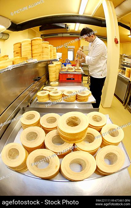 10 November 2022, Saxony-Anhalt, Wernigerode: Harzer Baumkuchen slices are prepared for further processing. The four- to 30-centimeter Baumkuchen rings