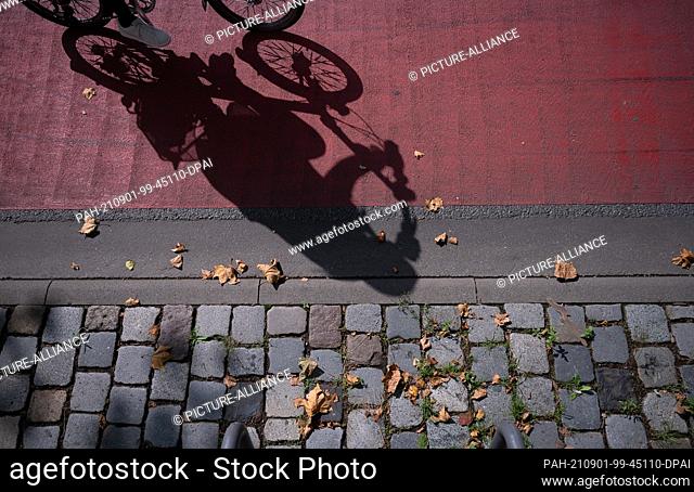 31 August 2021, Hessen, Frankfurt/Main: A cyclist rides in a bike lane along a road. Several associations are presenting a petition for a traffic turnaround in...
