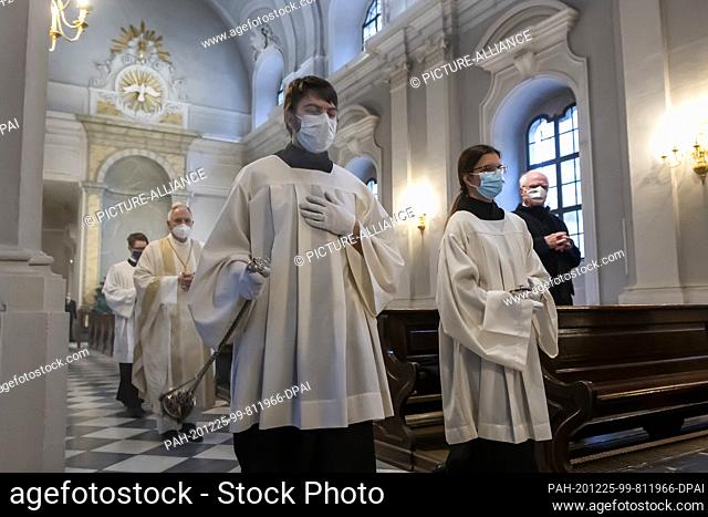 25 December 2020, Saxony, Dresden: Bishop Heinrich Timmerevers and altar servers celebrate the High Mass for Christmas in Dresden Cathedral on Christmas Day...