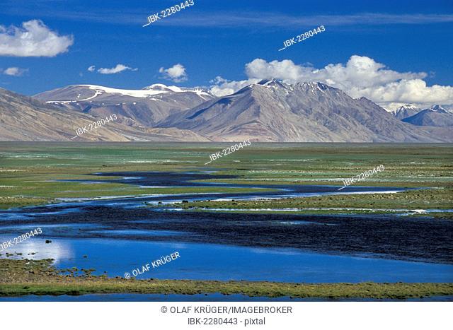 The plain south of Lake Moriri, Tso Moriri or Tsomoriri is criss-crossed by rivers, Kibber-Karzok-Trail, Changtang or Changthang, Ladakh, Indian Himalayas
