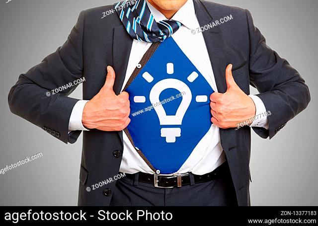 Mann im Anzug reißt sein Hemd auf und zeigt darunter ein T-Shirt mit Glühbirne als Symbol als Konzept für Innovation