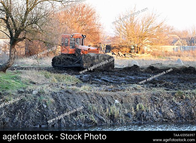 RUSSIA, KHERSON REGION - DECEMBER 20, 2023: A bulldozer cleans up a bank of the Kalanchak River. Alexei Konovalov/TASS