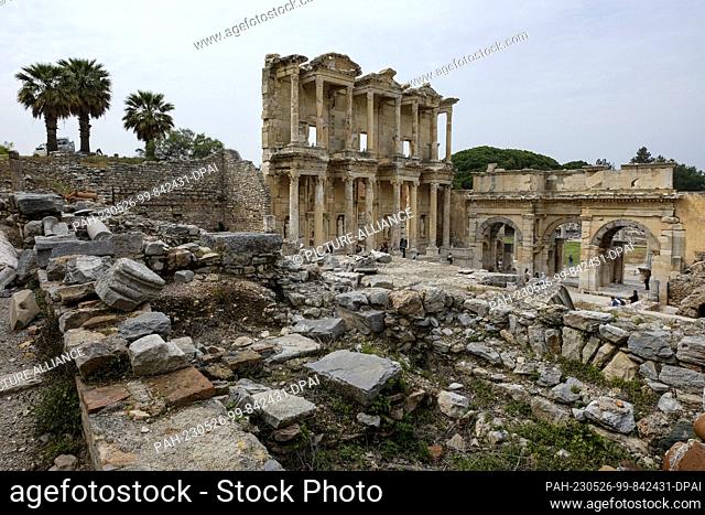 PRODUCTION - 11 May 2023, Turkey, Selcuk: Tourists visit the ancient city of Ephesus with the Celsus Library. It was a metropolis of the Aegean region in...