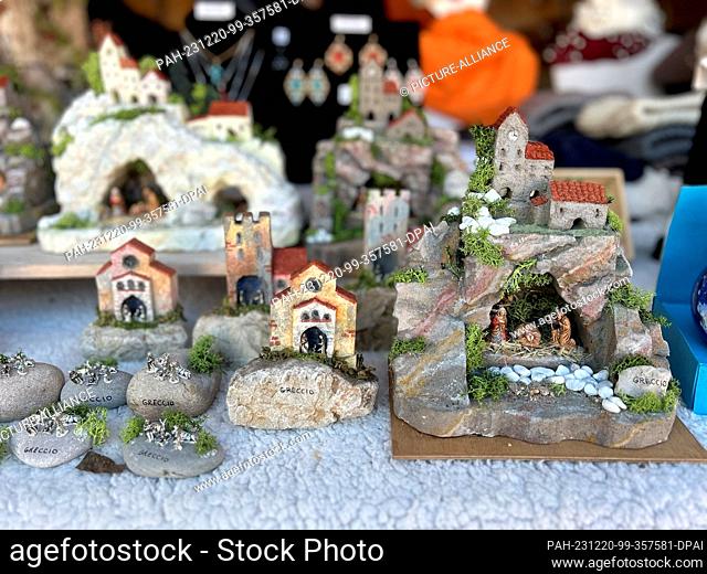 PRODUCTION - 16 December 2023, Italy, Greccio: A souvenir stall at the Christmas market in the central Italian municipality of Greccio