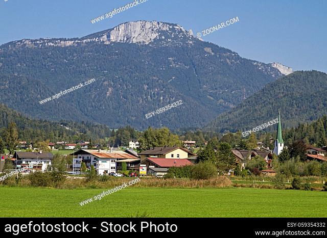 Erpendorf vor der  Steinplatte, die zu den Chiemgauer Alpen gehört und nach Süden mit einer markanten Felswand abbricht