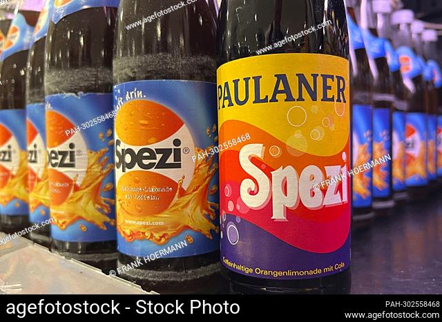 Paulaner SPEZI bottles are on the refrigerated shelf next to original SPEZI bottles from the Riegele brewery in Augsburg. - Munich/Bayern/Deutschland