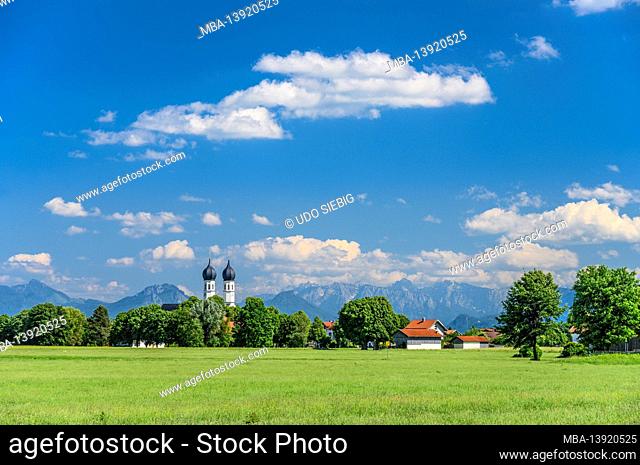 Germany, Bavaria, Upper Bavaria, district of Rosenheim, Markt Bruckmühl, district Weihenlinden, town view with pilgrimage church to the Holy Trinity against...