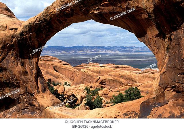 USA, United States of America, Utah: Arches National Park, Double-O Arch