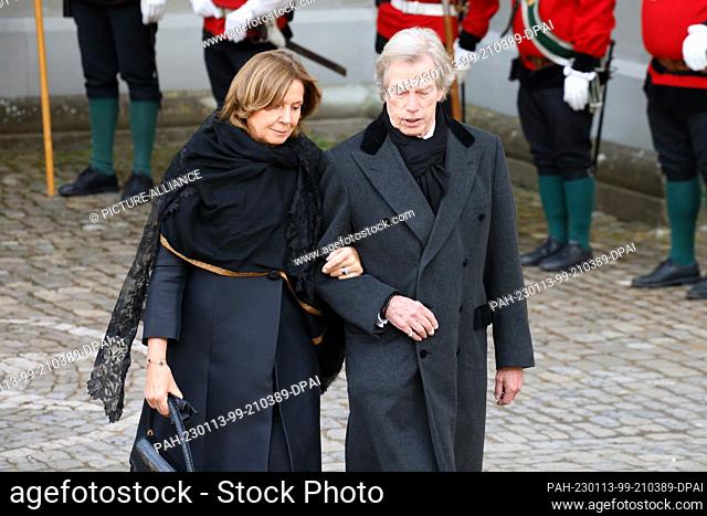 13 January 2023, Baden-Wuerttemberg, Salem: Leopold Prince of Bavaria (l) and his wife Ursula Princess of Bavaria leave the minster after the funeral service...