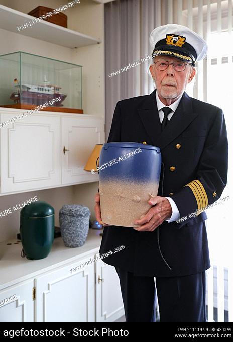 PRODUCTION - 11 November 2021, Schleswig-Holstein, Hamburg: The founder of Germany's oldest sea burial shipping company, Captain Horst Hahn