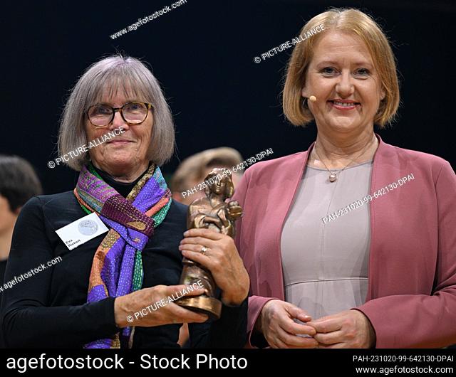 20 October 2023, Hesse, Frankfurt/Main: Lisa Paus (Bündnis 90/Die Grünen, r), Federal Minister for Family Affairs, Senior Citizens, Women and Youth