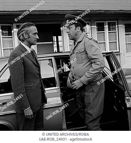 Episode ""Taxi nach Leipzig"" aus der Krimiserie ""Tatort"", Deutschland 1970, Regie: Peter Schulze Rohr, Darsteller: Paul Albert Krumm (links)