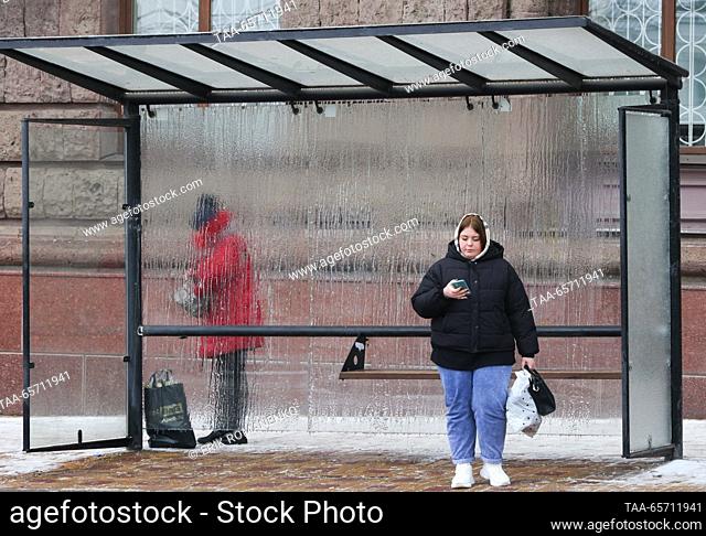 RUSSIA, ROSTOV-ON-DON - 13 de diciembre de 2023: Glaze hielo de lluvia helada cubre una parada de autobús. Vientos fuertes con ráfagas de hasta 18 metros por...
