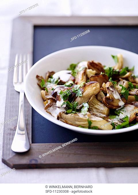 Fried mushrooms with parsley and cream