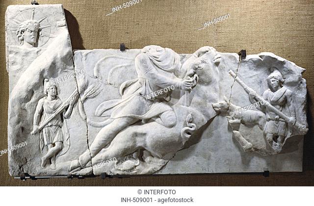 Kunst, Epochen, Antike, Römisches Reich, Gott Mithras tötet den Stier, daneben die Heroen Cautro (rechts) & Cautopates (links), links oben Gott Sol, Relief