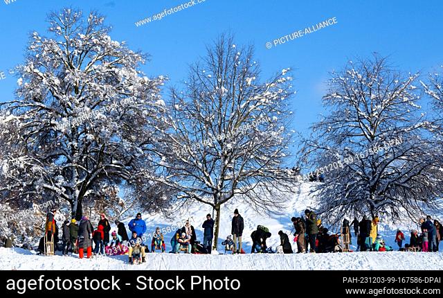 03 December 2023, Bavaria, Munich: Many people are taking advantage of the beautiful weather in the Olympic Park to go for a walk or a sleigh ride
