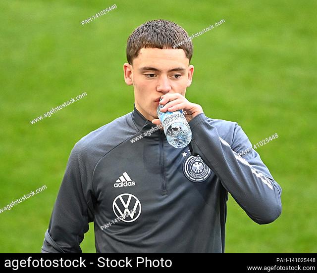 Florian Wirtz (Germany) drinks. GES / Fussball / DFB-Training Duesseldorf, Die Team, 23.03.2021 Football / Soccer: Training, practice German national team