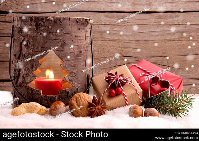 Weihnachten - Laterne und Päckchen im Schnee