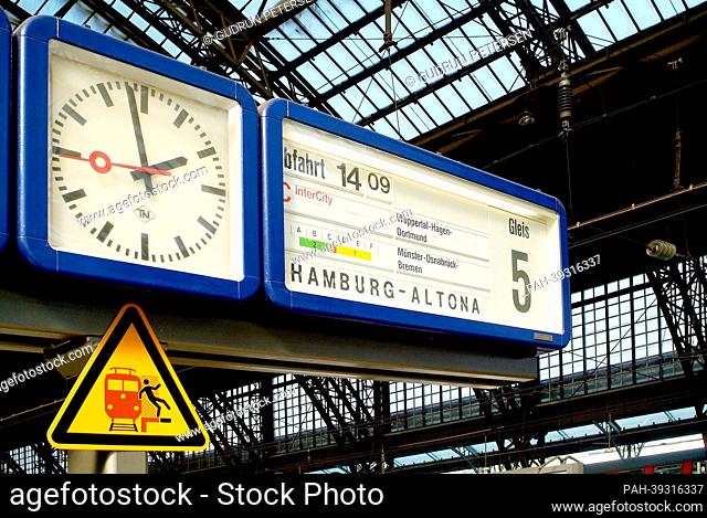 Cologne Central Station. Bahnhofsuhr Zuganzeige and the departure of Intercity train to Hamburg-Altona on track 5, Section C