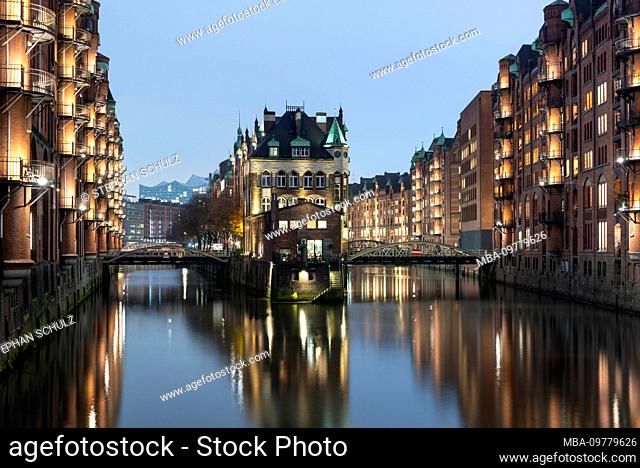 Germany, Hamburg, view of the moated castle in the historic warehouse district, also called Wasserschlösschen, Hafencity
