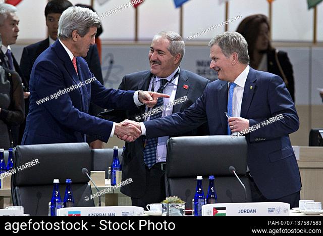 United States Secretary of State John Kerry, left, talks to Sauli Niinisto, Finland's president, right, and Nasser Judeh, Jordan's minister of foreign affairs