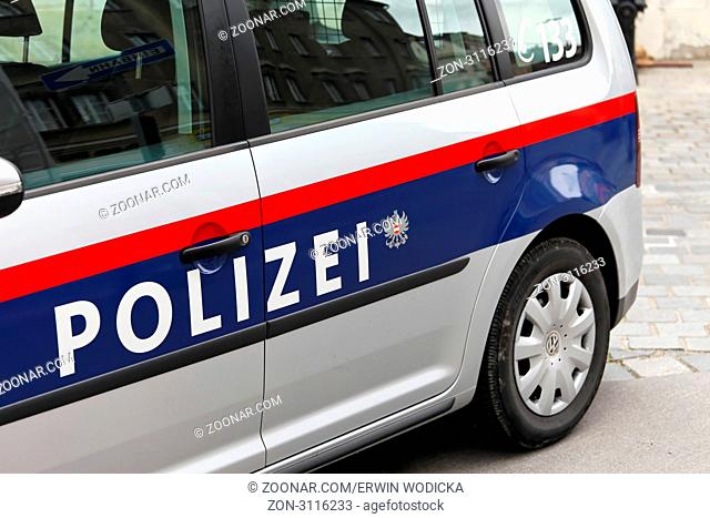 Ein Polizeiwagen aus Österreich. Aufschrift auf dem Auto