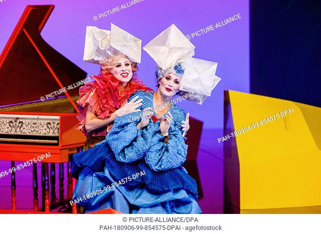 03.09.2018, Hamburg: The singer Ida Aldrian (left) as Dorabella and Maria Bengtsson as Fiordili, play on the photo rehearsal of ""Cosi fan tutte""