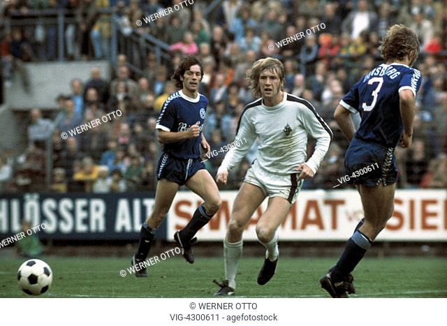 football, Bundesliga, 1974/1975, Stadium am Boekelberg, Borussia Moenchengladbach versus MSV Duisburg 4:1, scene of the match, Henning Jensen (MG)
