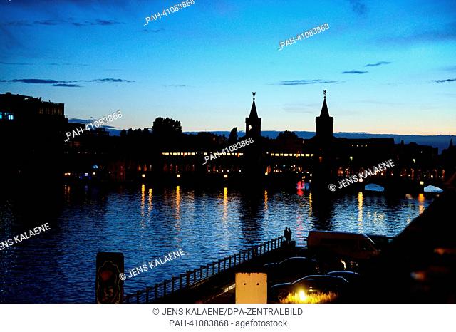 The Oberbaum Bridge is pictured at dusk in Berlin,  Germany, 03 July 2013. Photo: JENS KALAENE | usage worldwide. - Berlin/Berlin/Germany
