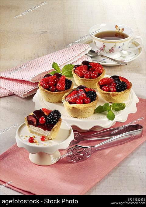 Mini cheesecakes with berries