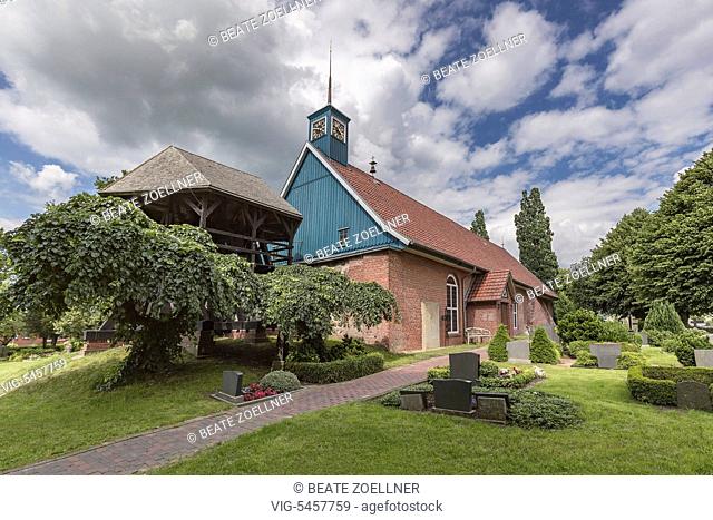 Die St. Marien-Kirche zu Heiligenstedten liegt direkt am Ufer der Stoer und ist eine Station auf dem Pilgerstrecke -Moenchsweg-