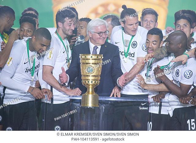 German President Frank-Walter STEINMEIER (mi.) Uebergives the cup, jubilation, cheering, cheering, joy, cheers, celebrate, final jubilation, trophy handover