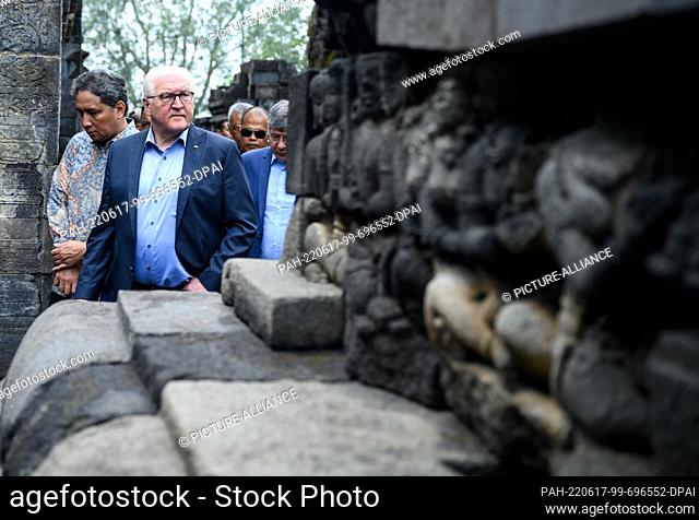 17 June 2022, Indonesia, Yogyakarta: German President Frank-Walter Steinmeier will be guided through the Borobudur temple complex