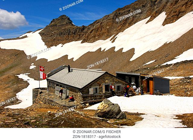 Monte Leone-Hütte des Schweizer Alpenclubs inmitten von Schneefeldern im Frühjahr, Walliser Alpen, Wallis, Schweiz / Monte Leone hut of the Swiss Alpine Club...