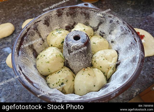 Swabian cuisine, preparation of hearty Gugelhupf, filled yeast balls in baking tin, Gugelhupfform, flour, Kranzkuchen, Napfkuchen, Bundkuchen, vegetarian