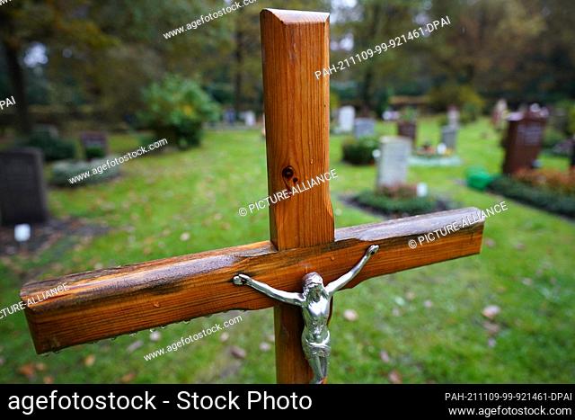 04 November 2021, Hamburg: A crucifix and graves can be seen at the Ohlsdorf cemetery. Photo: Marcus Brandt/dpa. - Hamburg/Hamburg/Germany