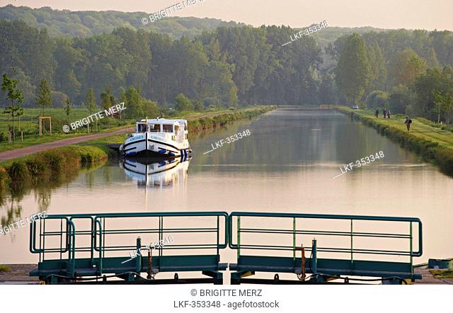 Early morning at the lock of Mericourt on the Canal de la Somme, Mericourt-sur-Somme, Dept. Somme, Picardie, France, Europe